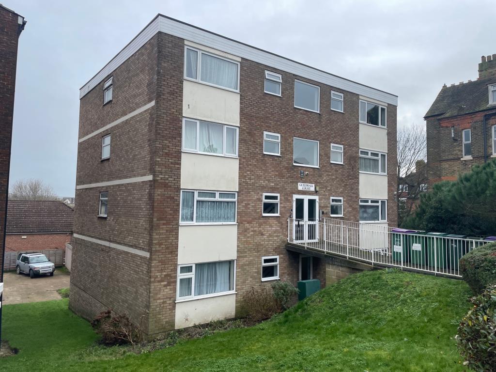 Lot: 7 - ONE-BEDROOM FLAT WITH GARAGE FOR INVESTMENT - General view of front of block